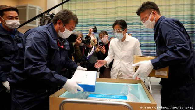Nhật Bản khởi động tiêm chủng trong bối cảnh thiếu ống tiêm đặc biệt - Ảnh 1.