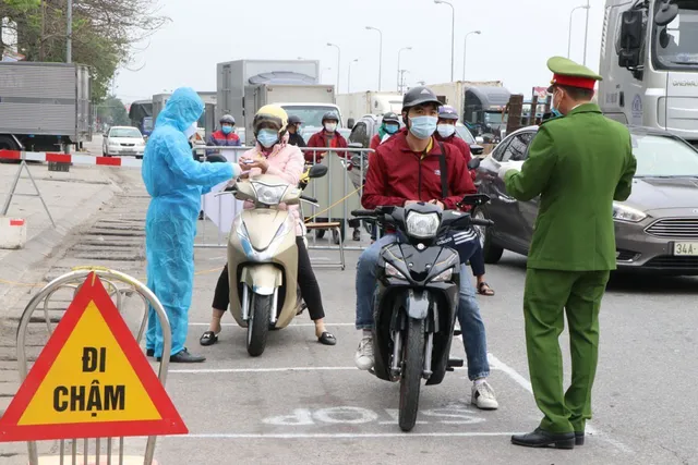 Sau Tết, công sở vắng vẻ, chốt kiểm soát chặt chẽ ở Hải Dương - Ảnh 3.