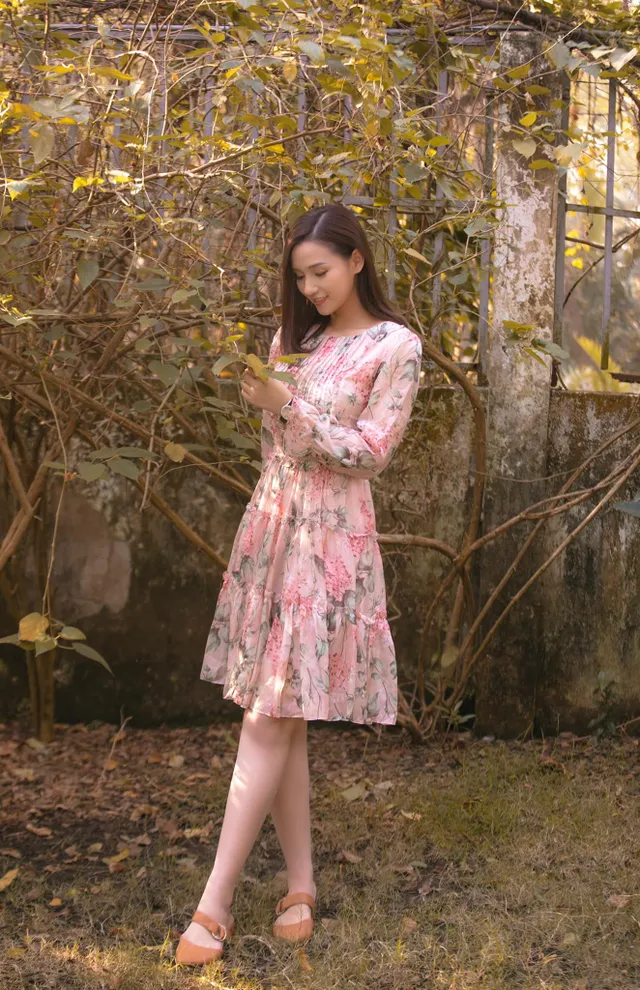 Lã Thanh Huyền khoe vẻ đẹp dịu dàng đằm thắm với váy hoa - Ảnh 1. Lã Thanh Huyền khoe vẻ đẹp dịu dàng đằm thắm với váy hoa - Ảnh 1.