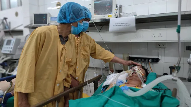 Vượt hơn 1.300 km để tìm tia hy vọng cuối cùng cho người con trai - Ảnh 1. Vượt hơn 1.300 km để tìm tia hy vọng cuối cùng cho người con trai - Ảnh 1.