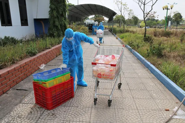 Chăm sóc người khiếm thị trong khu cách ly - Ảnh 5. Chăm sóc người khiếm thị trong khu cách ly - Ảnh 5.