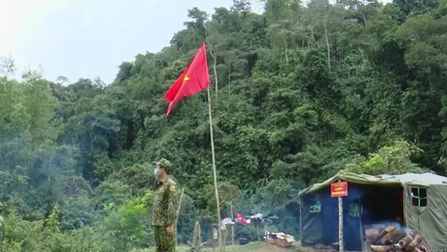 Bộ đội biên phòng căng mình tuần tra biên giới chống dịch COVID-19 - Ảnh 1.