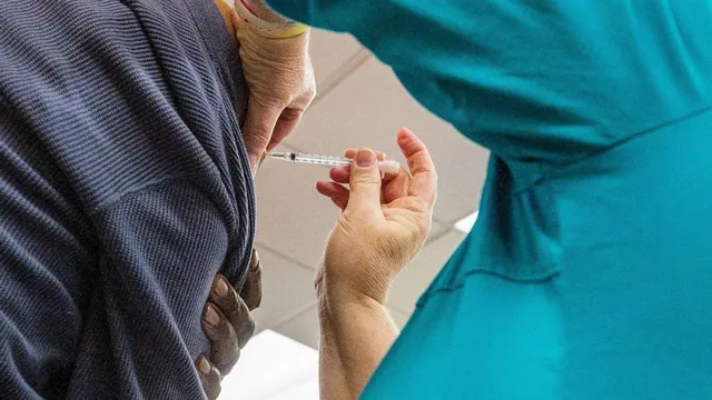 CDC: Phản ứng mạnh sau tiêm chủng vaccine COVID-19 là rất hiếm gặp - Ảnh 1.