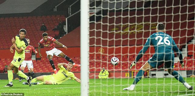 Manchester United 3-1 Newcastle: Quỷ đỏ đòi lại vị trí thứ 2 - Ảnh 2.