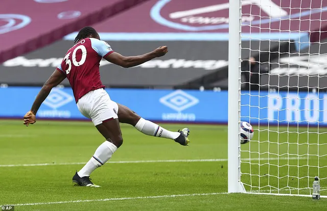 West Ham 2-1 Tottenham: Lingard tỏa sáng, Moyes lần đầu thắng Mourinho - Ảnh 1.