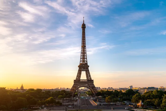 Tháp Eiffel sẽ thay áo toàn bộ với màu sơn mới - Ảnh 2.