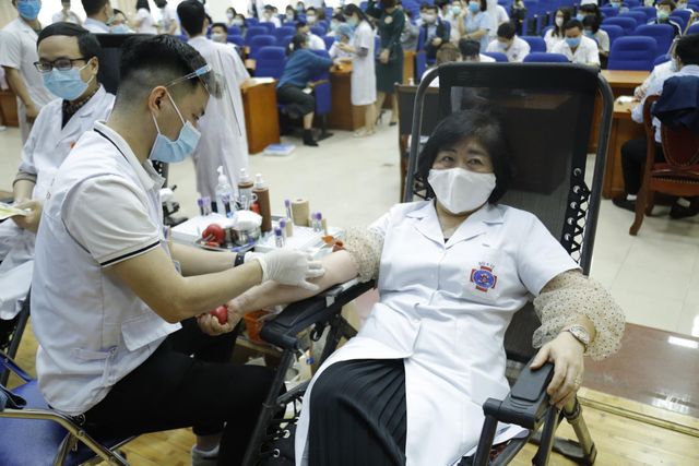 Hàng trăm y, bác sĩ hiến máu cứu người bệnh - Ảnh 2.