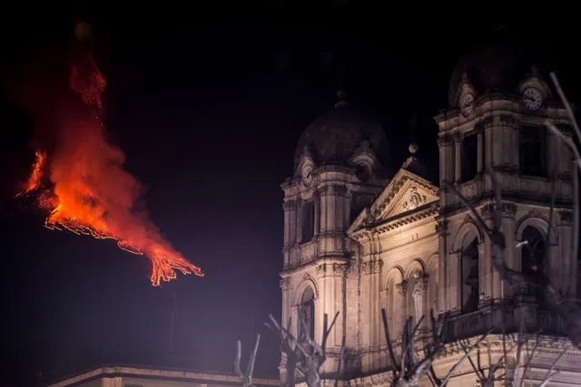 Cận cảnh núi lửa Etna phun trào, bừng sáng trời đêm Sicily (Italy) - Ảnh 1.