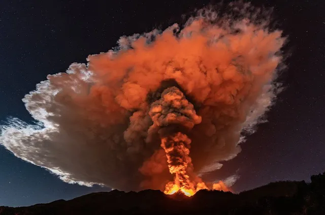 Cận cảnh núi lửa Etna phun trào, bừng sáng trời đêm Sicily (Italy) - Ảnh 2.