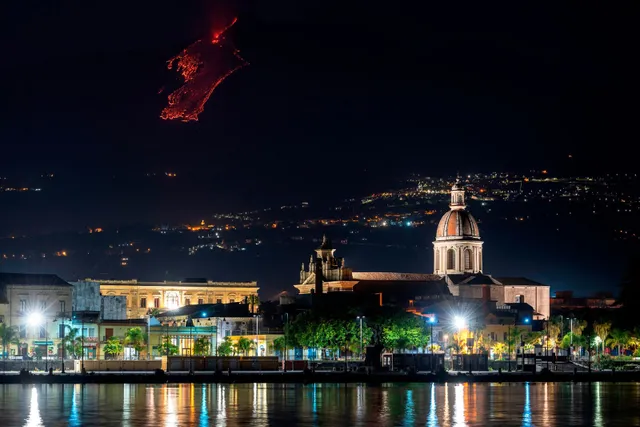 Cận cảnh núi lửa Etna phun trào, bừng sáng trời đêm Sicily (Italy) - Ảnh 5.