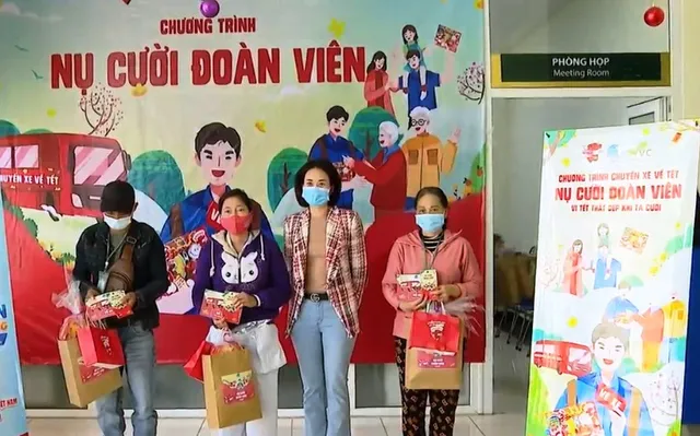 Tặng quà và vé xe cho bệnh nhân nghèo về quê ăn Tết - Ảnh 1.