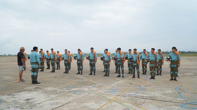 Phim Tết Yêu hơn cả bầu trời: Chuyến bay ngang qua tuổi trẻ - Ảnh 6.