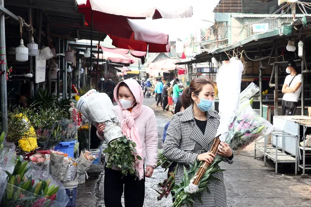 Phó Thủ tướng Vũ Đức Đam thị sát chợ hoa Tết Quảng Bá, trung tâm thương mại - Ảnh 3.