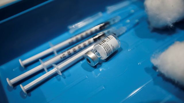 Dồn vaccine COVID-19 còn thừa, ý tưởng giúp tiết kiệm hàng nghìn liều tại Mỹ - Ảnh 1.