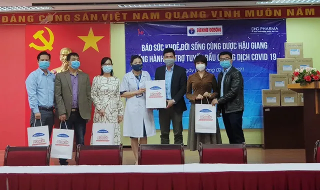 Dược Hậu Giang trao tặng 50.000 chai rửa tay khô kháng khuẩn đồng hành cùng tuyến đầu chống dịch. - Ảnh 1.