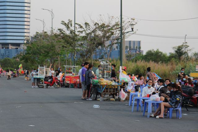 Dân tập trung thả diều, phường tuyên truyền nhắc nhở - Ảnh 4.