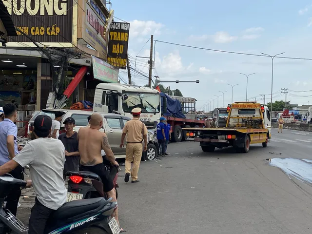 Xe đầu kéo chở tôn thép mất lái gây tai nạn liên hoàn trên Quốc lộ 51 - Ảnh 6.