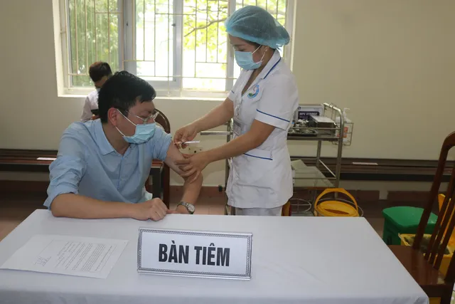 Hòa Bình tiêm vaccine phòng COVID-19 cho 34 nhân viên y tế - Ảnh 6.