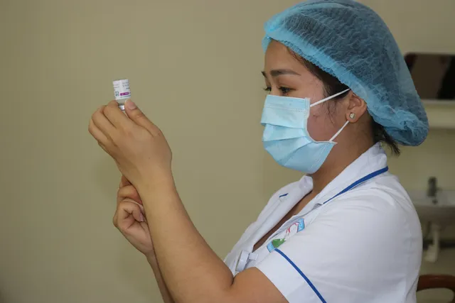 Hòa Bình tiêm vaccine phòng COVID-19 cho 34 nhân viên y tế - Ảnh 4.