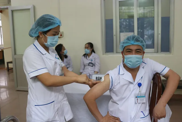 Hòa Bình tiêm vaccine phòng COVID-19 cho 34 nhân viên y tế - Ảnh 5.