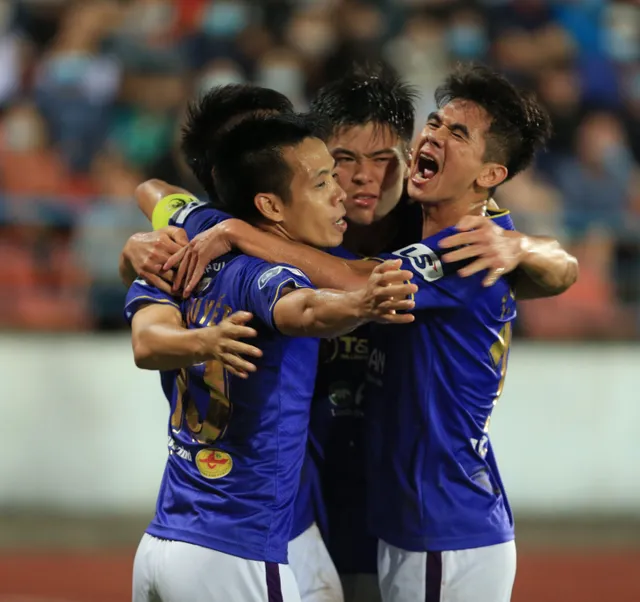 ẢNH: Đánh bại CLB Hải Phòng, CLB Hà Nội có chiến thắng đầu tiên tại V.League 2021 - Ảnh 13. ẢNH: Đánh bại CLB Hải Phòng, CLB Hà Nội có chiến thắng đầu tiên tại V.League 2021 - Ảnh 13.