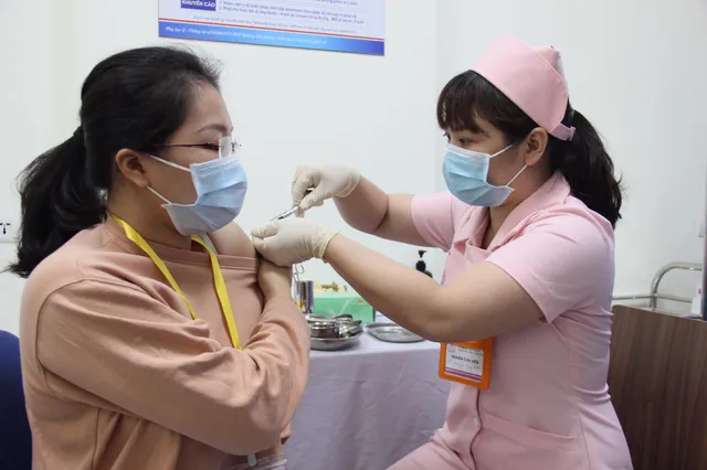 6 tình nguyện viên đầu tiên tiêm thử nghiệm vaccine COVIVAC - Ảnh 2.