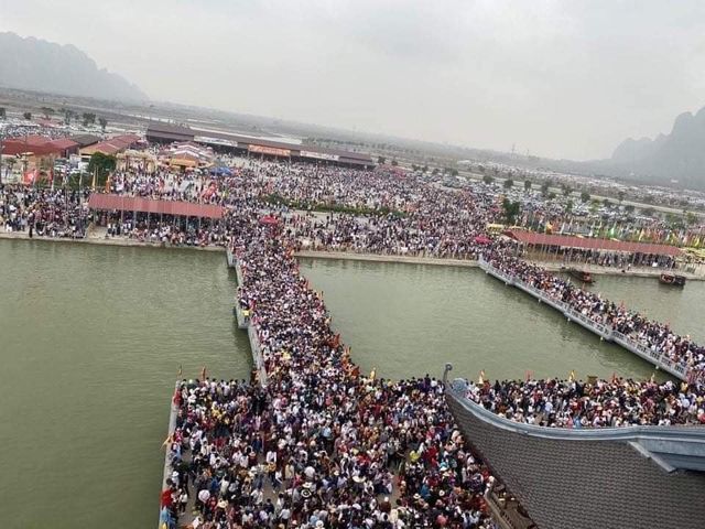 Hàng nghìn người đổ về chùa Tam Chúc, chen lấn hỗn loạn - Ảnh 3.