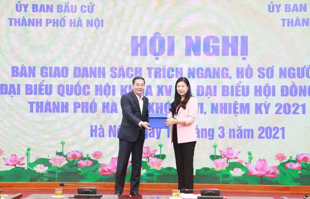 Bàn giao 260 hồ sơ ứng cử đại biểu Quốc hội khóa XV và đại biểu HĐND TP Hà Nội khóa XVI - Ảnh 1.