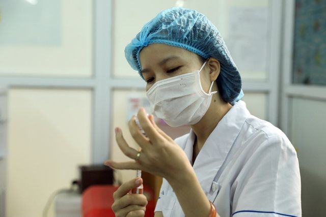 Tiêm vaccine phòng COVID-19 cho nhân viên y tế Bệnh viện Đa khoa Hà Đông - Ảnh 4.