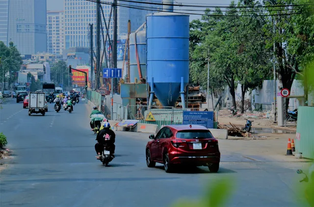Công nhân đội nắng, tăng tốc hoàn thành đại công trường đường Nguyễn Hữu Cảnh - Ảnh 1. Công nhân đội nắng, tăng tốc hoàn thành đại công trường đường Nguyễn Hữu Cảnh - Ảnh 1.