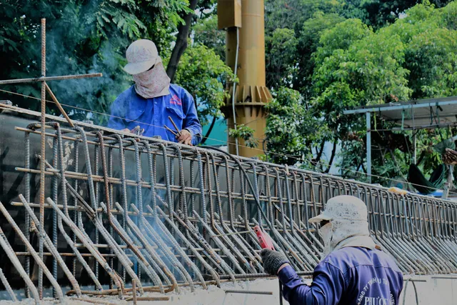 Công nhân đội nắng, tăng tốc hoàn thành đại công trường đường Nguyễn Hữu Cảnh - Ảnh 10. Công nhân đội nắng, tăng tốc hoàn thành đại công trường đường Nguyễn Hữu Cảnh - Ảnh 10.