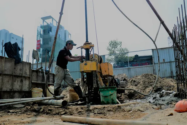 Công nhân đội nắng, tăng tốc hoàn thành đại công trường đường Nguyễn Hữu Cảnh - Ảnh 2. Công nhân đội nắng, tăng tốc hoàn thành đại công trường đường Nguyễn Hữu Cảnh - Ảnh 2.
