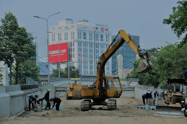 Công nhân đội nắng, tăng tốc hoàn thành đại công trường đường Nguyễn Hữu Cảnh - Ảnh 4. Công nhân đội nắng, tăng tốc hoàn thành đại công trường đường Nguyễn Hữu Cảnh - Ảnh 4.