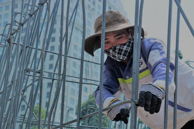 Công nhân đội nắng, tăng tốc hoàn thành đại công trường đường Nguyễn Hữu Cảnh - Ảnh 5. Công nhân đội nắng, tăng tốc hoàn thành đại công trường đường Nguyễn Hữu Cảnh - Ảnh 5.