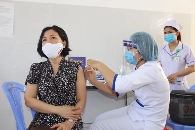Bà Rịa - Vũng Tàu: 100 cán bộ, nhân viên y tế được tiêm ngừa vaccine COVID-19 - Ảnh 2.