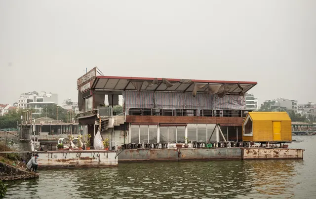 Cận cảnh bãi phế liệu nổi giữa hồ Tây - Ảnh 3. Cận cảnh bãi phế liệu nổi giữa hồ Tây - Ảnh 3.