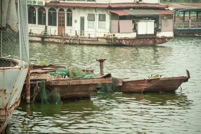 Cận cảnh bãi phế liệu nổi giữa hồ Tây - Ảnh 4. Cận cảnh bãi phế liệu nổi giữa hồ Tây - Ảnh 4.