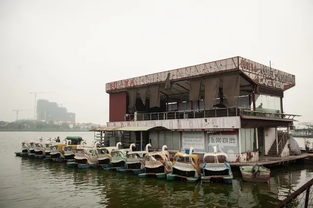 Cận cảnh bãi phế liệu nổi giữa hồ Tây - Ảnh 5. Cận cảnh bãi phế liệu nổi giữa hồ Tây - Ảnh 5.
