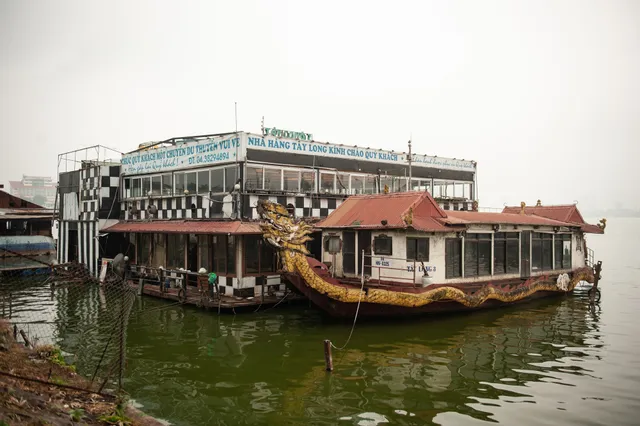 Cận cảnh bãi phế liệu nổi giữa hồ Tây - Ảnh 10. Cận cảnh bãi phế liệu nổi giữa hồ Tây - Ảnh 10.