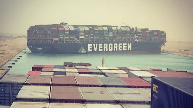 Tàu container chắn ngang gây tắc nghẽn trên kênh đào Suez - Ảnh 1.