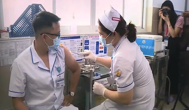 TP Hồ Chí Minh bắt đầu tiêm vaccine phòng COVID-19 cho 8.000 nhân viên y tế - Ảnh 1.