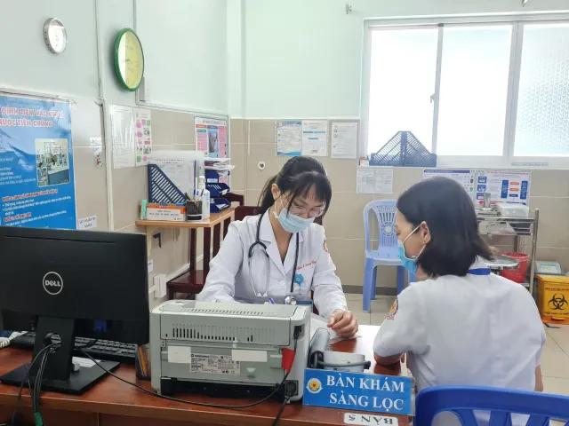 Bệnh viện tuyến quận đầu tiên tiêm vaccine COVID-19 tại TP. Hồ Chí Minh - Ảnh 1.