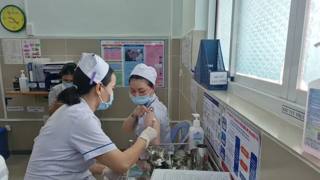 Bệnh viện tuyến quận đầu tiên tiêm vaccine COVID-19 tại TP. Hồ Chí Minh - Ảnh 3.