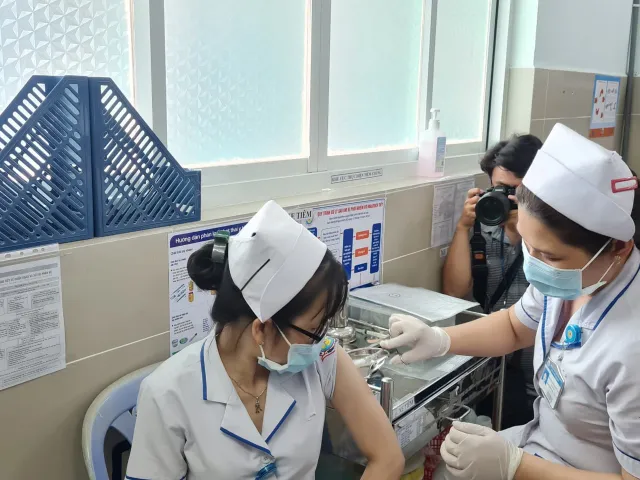 Bệnh viện tuyến quận đầu tiên tiêm vaccine COVID-19 tại TP. Hồ Chí Minh - Ảnh 2.