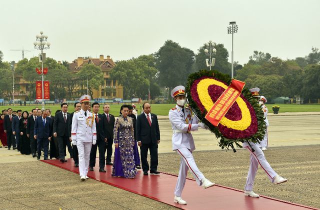 Đại biểu Quốc hội vào Lăng viếng Chủ tịch Hồ Chí Minh - Ảnh 1.