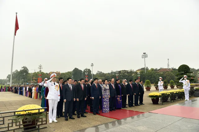 Đại biểu Quốc hội vào Lăng viếng Chủ tịch Hồ Chí Minh - Ảnh 6.