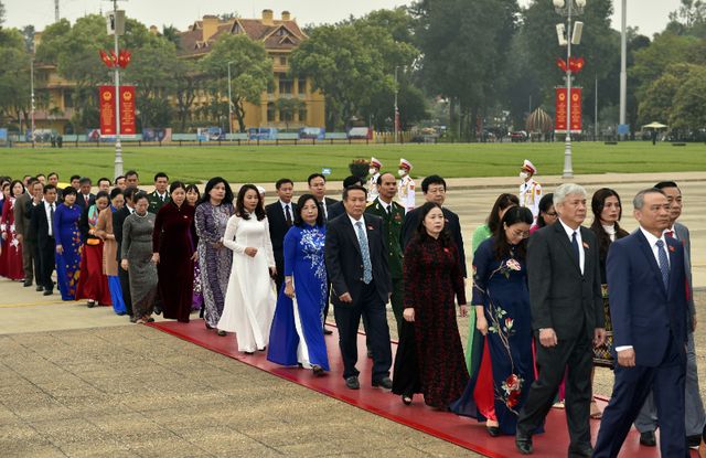 Đại biểu Quốc hội vào Lăng viếng Chủ tịch Hồ Chí Minh - Ảnh 3.