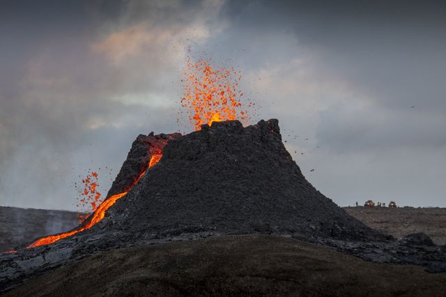 Người dân Iceland đổ xô đi xem núi lửa phun trào sau gần 800 năm - Ảnh 10.