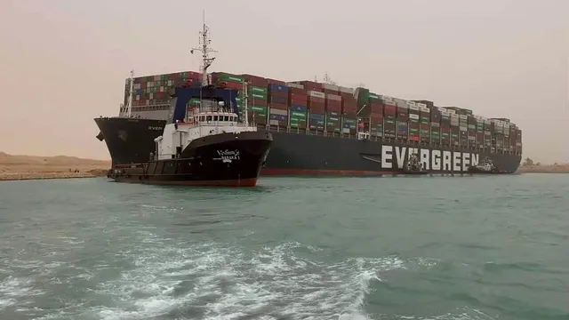 Kênh đào Suez tắc nghẽn: Chờ đợi hay lựa chọn tuyến đường khác? - Ảnh 2. Kênh đào Suez tắc nghẽn: Chờ đợi hay lựa chọn tuyến đường khác? - Ảnh 2.
