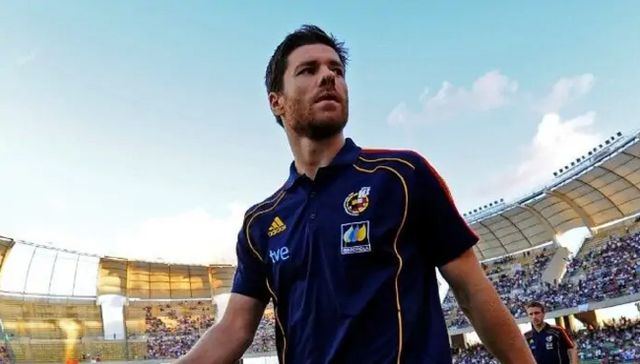 Xabi Alonso khiến giới truyền thông... việt vị - Ảnh 1.